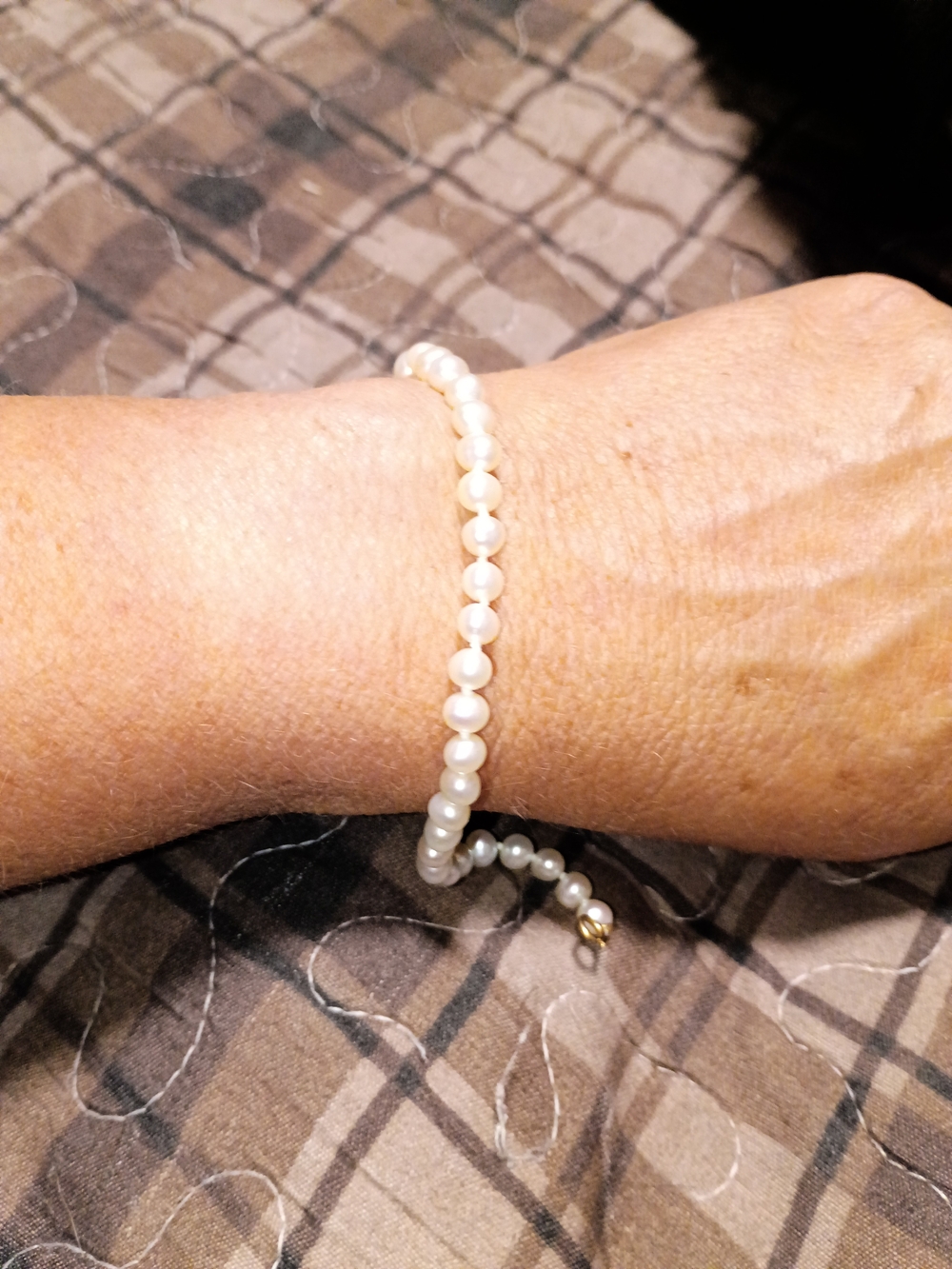 Elegant White Pearl Bead Bracelet Classic Women’s Jewelry - Picture 4 of 4